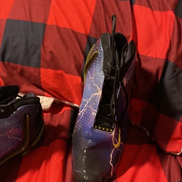 They been worn once and that’s it the size shoe is 9.5 in MENS - Picture 5 of 5